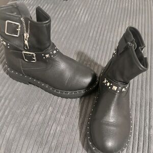 Kids black boots size 1
Never worn but no tags